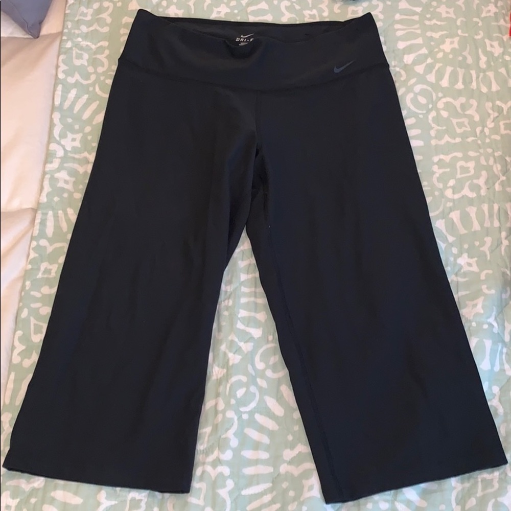Nike: Wide leg, cropped workout pants